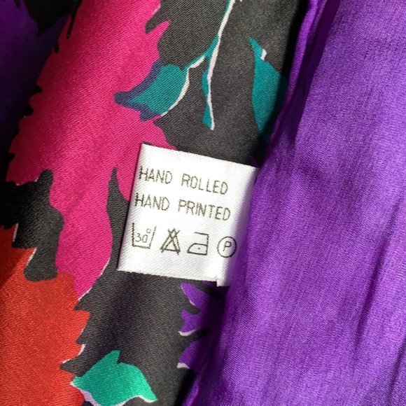 Vintage purple floral 100% silk hand rolled scarf - Picture 8 of 9